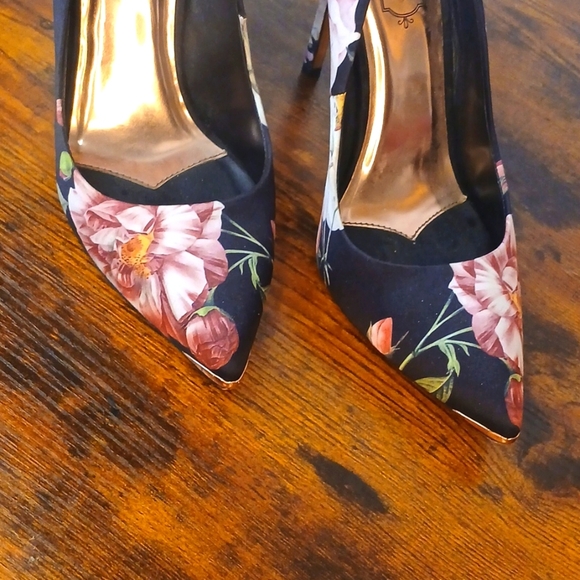 Ted Baker Black and Red Floral Heels Size 38.5 Or Womens Size 8 - Picture 2 of 8